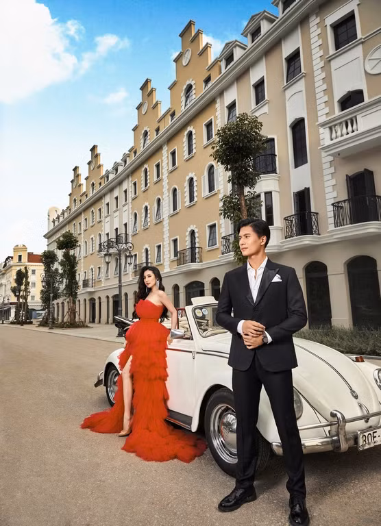Mỗi cửa hàng là một không gian lịch lãm, tràn đầy năng lượng mở ra một thế giới khác biệt khiến bất kỳ ai cũng phải khao khát đến và chiêm ngưỡng. Giới mộ điệu sẽ tìm về đây để sở hữu cho mình một món đồ bespoke độc bản, hay được sống trong những trải nghiệm tinh hoa xa xỉ từ giải trí, nghỉ dưỡng, làm đẹp tới ẩm thực, thể thao mà hiếm nơi nào có được.