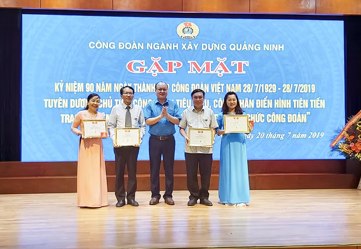 4 đồng chí được trao tặng kỷ niệm chương.