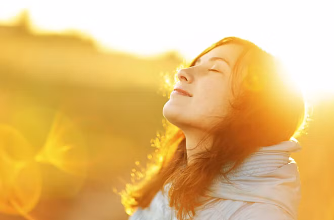 Tắm nắng giúp cơ thể bổ sung vitamin D, phòng ngừa loãng xương. Ảnh: Daily Sun