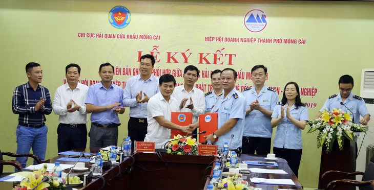 Chi Cục Hải quan cửa khẩu Móng Cái và Hiệp hội Doanh nghiệp TP Móng Cái tổ chức chương trình ký kết bản ghi nhớ phối hợp trong việc phát triển quan hệ đối tác hải quan - doanh nghiệp.