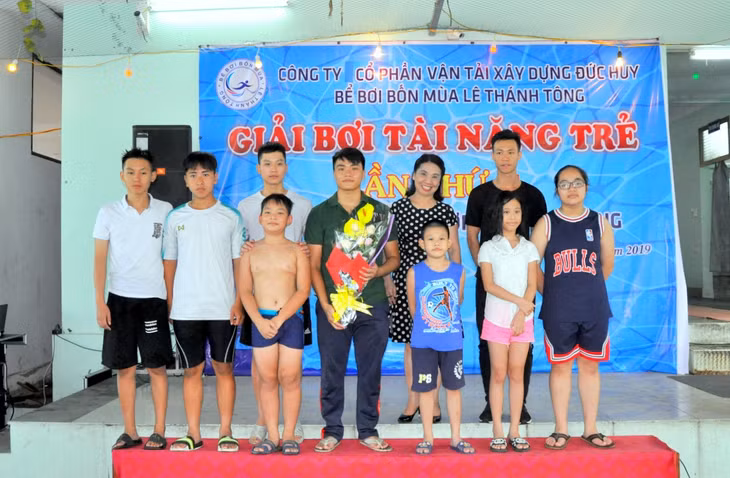 Câu lạc bộ bơi Trường Trường THCS&THPT Lê Thánh Tông được thành lập và ra mắt.