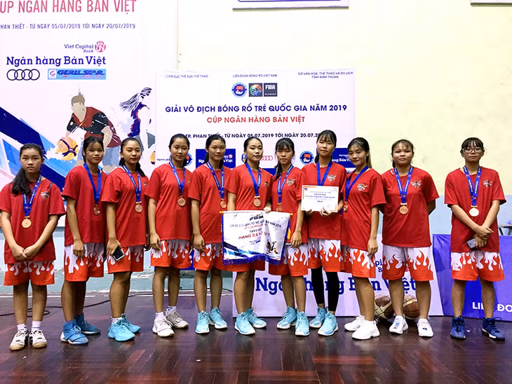 Đội nữ U17 Quảng Ninh nhận HCĐ