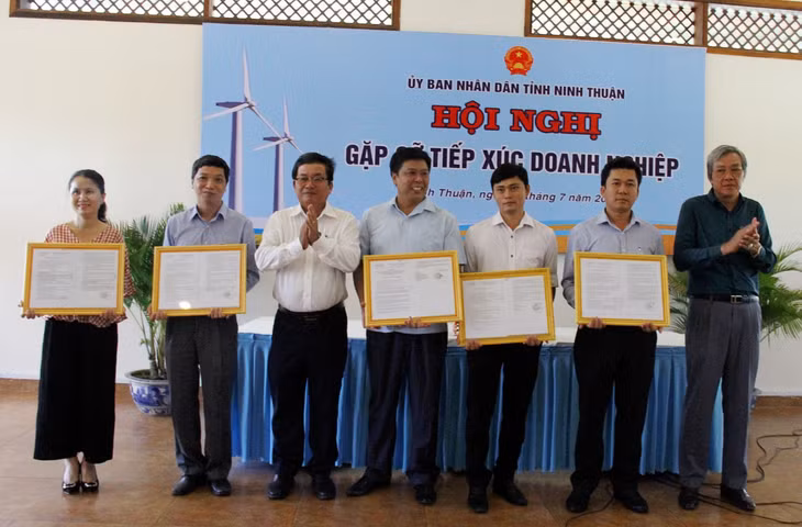 Trao giấy chứng nhận đầu tư mới cho các chủ đầu tư
