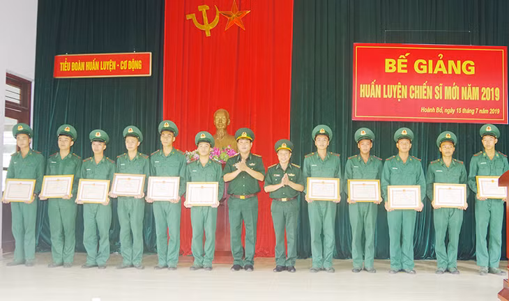 Các đồng chí lãnh đạo Phòng Tham mưu và Phòng Chính trị, BĐBP tỉnh trao giấy khen cho các chiến sỹ mới đạt thành tích xuất sắc trong huấn luyện. 