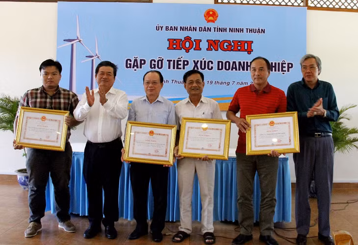 Trao bằng khen cho các nhà đầu tư dự án năng lượng tái tạo có thành tích xuất sắc trong việc triển khai thi công dự án