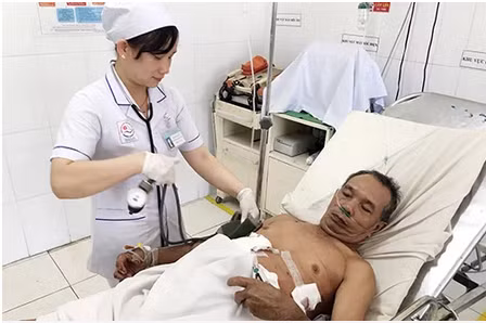  Nam bảo vệ được các bác sĩ chăm sóc tại bệnh viện. Ảnh: Xuân Ngọc.