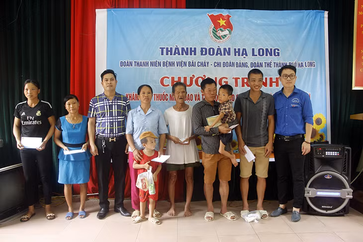 Trao quà cho các hộ gia đình có hoàn cảnh khó khăn