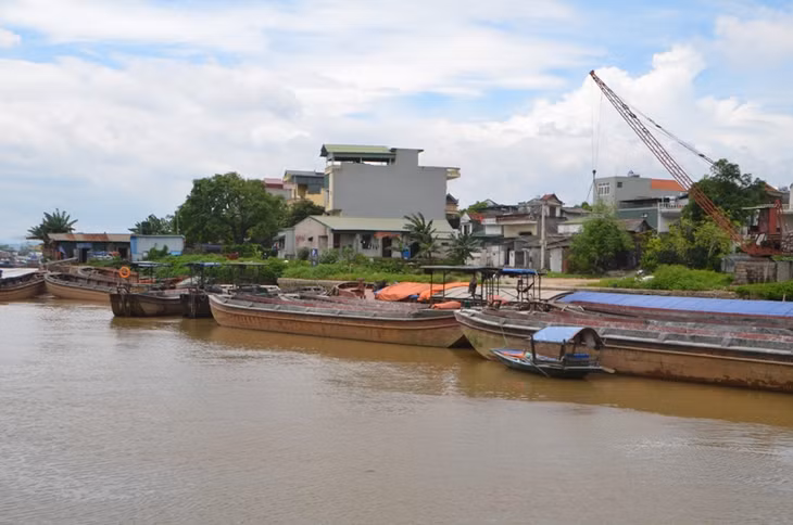 Tàu, thuyền về nơi tránh trú an toàn.