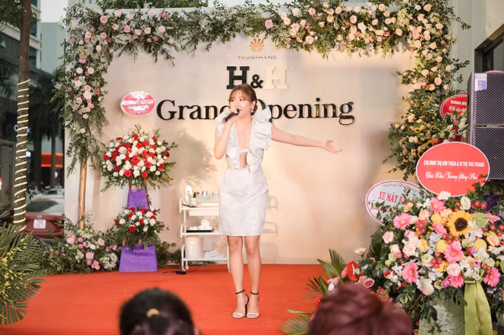 Ngôi sao ca nhạc Văn Mai Hương khuấy động những ca khúc sôi động, vui tươi.