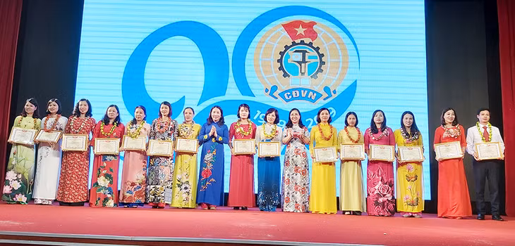 15 Chủ tịch công đoàn cơ sở tiêu biểu được tuyên dương.