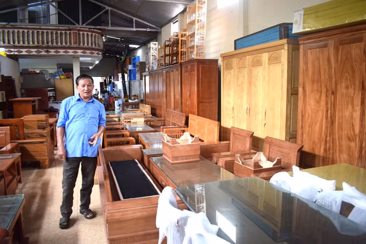 Cửa hàng nội thất đồ gỗ của ông Văn giờ đã khang trang từ những bước chân tròn ban đầu