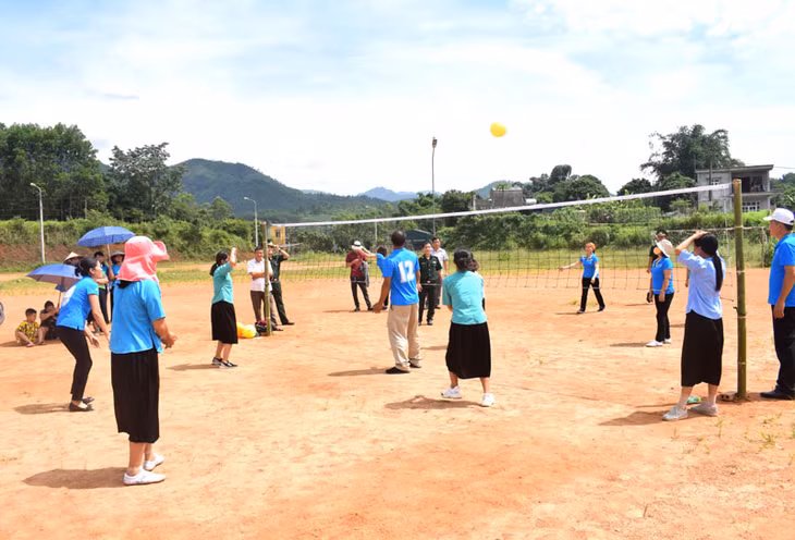 Đội bóng chuyền hơi đầu tiên của xã Lục Hồn được thành lập trong chương trình 