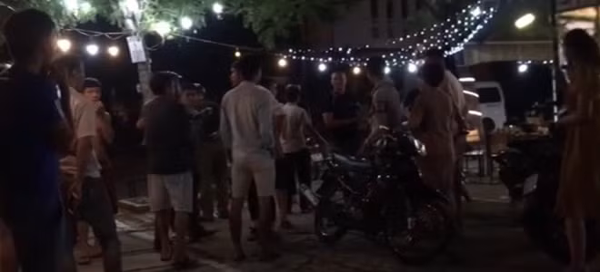Rất nhiều người đi đường và thực khách hoảng hốt bỏ chạy thoát thân khi chiếc xe điên lao thẳng vào quán nhậu trong đêm.