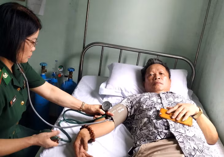 Đồn Biên phòng Cửa khẩu Quốc tế Móng Cái phối hợp với Trạm y tế phường Trần Phú khám, tư vấn sức khỏe cho các đối tượng chính sách, thương bệnh binh trên địa bàn phường Trần Phú