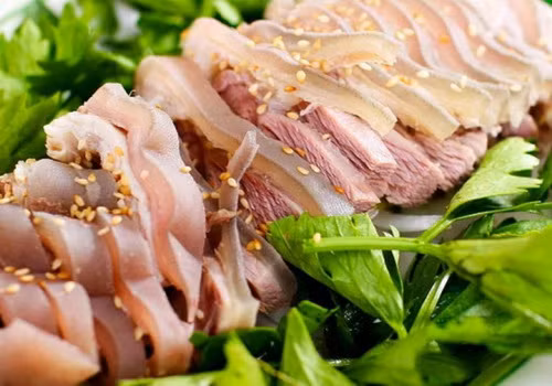 Bệnh nhân xơ gan nên ăn các thực phẩm tươi, giàu đạm như thịt bê, thịt bò và sữa chua, tránh các loại thịt đã qua chế biến.