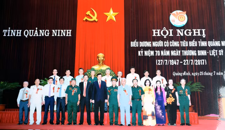 Ông Nguyễn Quang Văn (thứ 7 từ bên trái) trong Hội nghị bieur dương người có cong tiêu biểu của tỉnh và kỷ niệm 70 năm ngày TBLS năm 2017