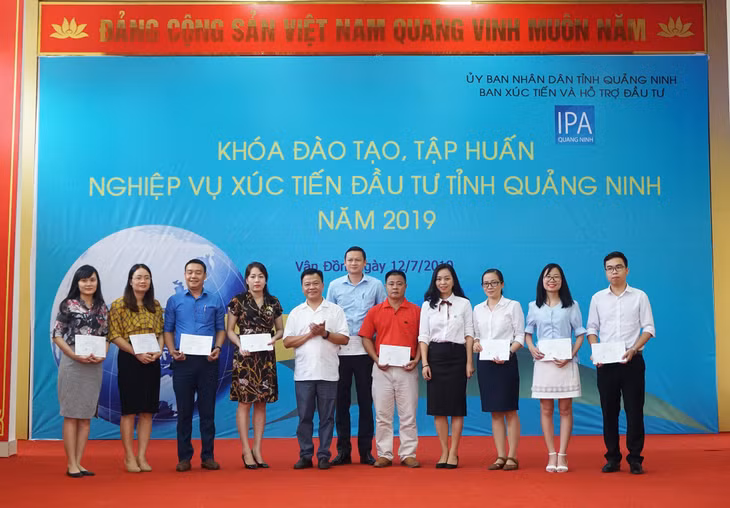 Ban tổ chức trao chứng chỉ cho các học viên sau khi hoàn thành khóa học.