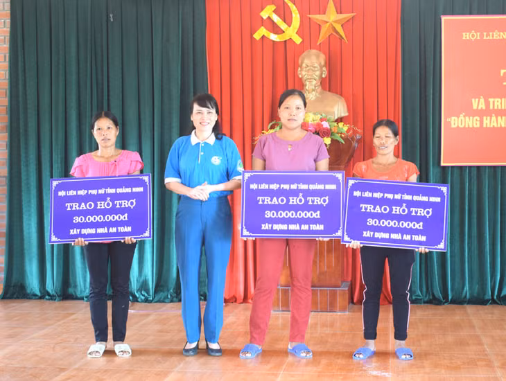 Lãnh đạo Hội LHPN tỉnh trao tiền hỗ trợ xây nhà cho 3 hộ phụ nữ nghèo ở xã Lục Hồn