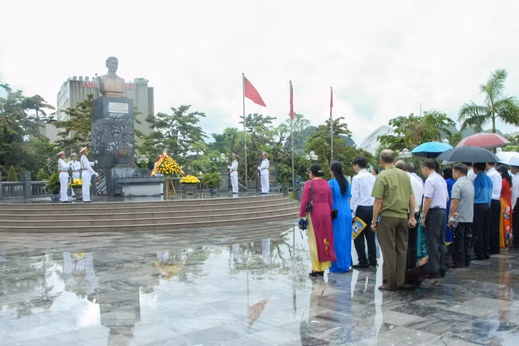 Đoàn đại biểu dành phút mặc niệm trước anh linh đồng chí Vũ Văn Hiếu, Bí thư đầu tiên của Đặc khu uỷ Khu mỏ Quảng Ninh.