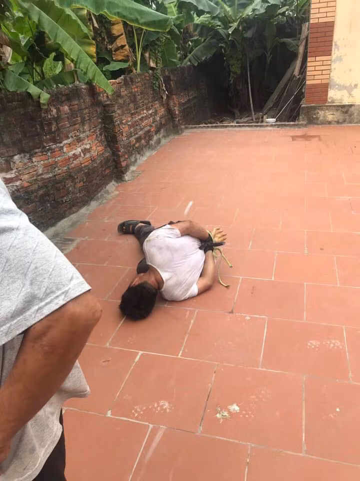 Người đàn ông sàm sỡ bé gái 14 tuổi bị trói tay để giao cho cơ quan chức năng xử lý. (Ảnh: CTV)