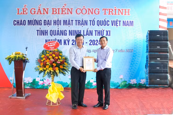 Đồng chí Nguyễn Văn Hưởng, Trưởng Ban Dân vận Tỉnh ủy, Chủ Tịch Ủy ban MTTQ tỉnh, trao chứng nhận công trình chào mừng Đại hội MTTQ tỉnh lần thứ XI cho Công ty Than Hòn Gai - TKV.
