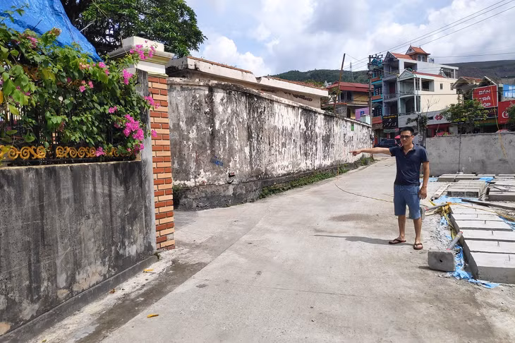 Theo phương án thi công, đoạn đường mới đoạn cuối ngõ 229 dẫn ra đường Trần Phú (hướng tay chỉ) sẽ tạo góc cua gấp, khuất tầm nhìn, tiềm ẩn mất ATGT.