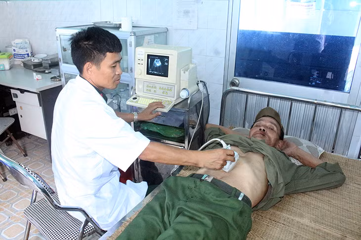 Các y, bác sỹ của Trung Đoàn 43 – Sư đoàn 395 tổ chức khám bệnh cho các thương binh, bệnh binh, gia đình chính sách tại xã Quảng Thành