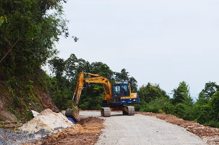 Con đường thôn Khe Phương, xã Kỳ Thượng, huyện Hoành Bồ được bê tông hóa, giúp người dân đi lại dễ dàng. 
