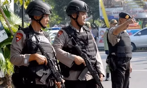 Thành viên lực lượng chống khủng bố của cảnh sát Indonesia. Ảnh: Reuters.