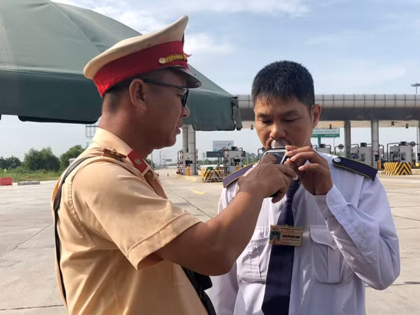 CSGT kiểm tra nồng độ cồn một tài xế.