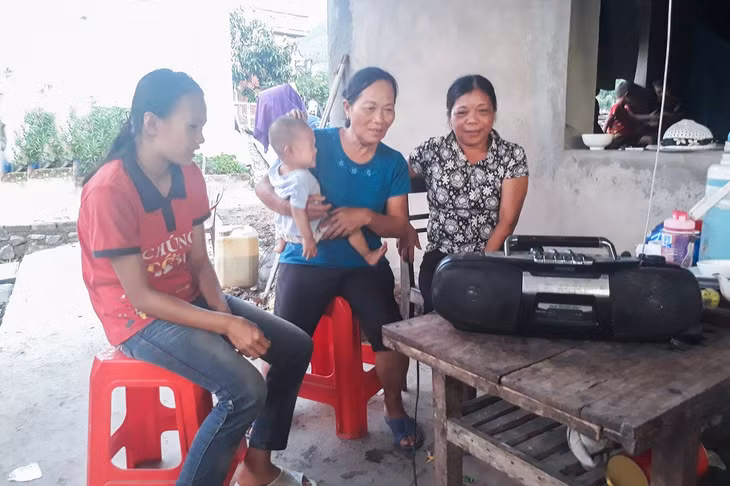 Thông qua đài phát thanh, người dân thôn Chang Nà, xã Tình Húc (huyện Bình Liêu) có thể vừa làm việc nhà, vừa theo dõi diễn biến kỳ họp được tường thuật trực tiếp.