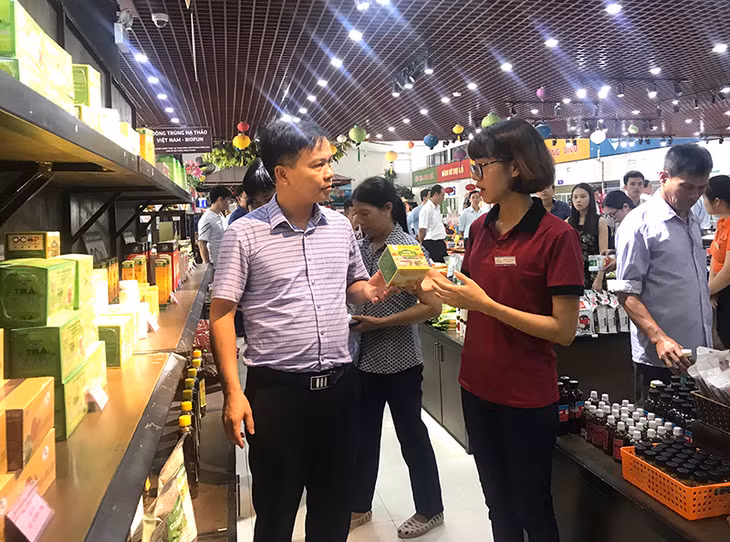 Các sản phẩm OCOP tại quầy trưng bày sản phẩm ở trạm dừng chân Cổng tỉnh được nhiều khách hàng đến thăm và mua sắm. 