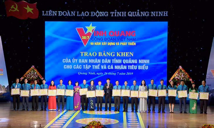 Các đồng chí: Ngô Hoàng Ngân, Phó Bí thư Tỉnh ủy; Trịnh Thị Minh Thanh, Phó Chủ tịch Thường trực HĐND tỉnh, trao bằng khen cho các tập thể, cá nhân tiêu biểu.
