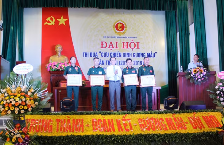 Lãnh đạo huyện Hoành Bồ trao giấy khen cho tập thể, cá nhân có thành tích trong phong trào thi đua CCB gương mẫu giai đoạn 2014-2019.