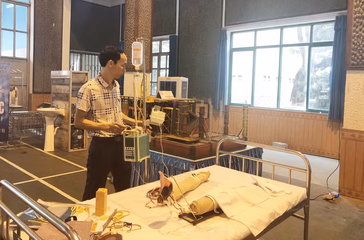 Mô hình tĩnh mạch cánh tay của Trường Cao đẳng y tế Quảng Ninh tham gia Hội thi sánthiết bị đào tạo tự làmg