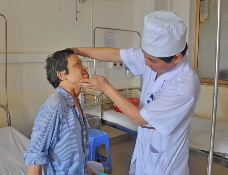 Kiểm tra sức khoẻ bệnh nhân sau phẫu thuật vùng cổ tại Bệnh viện Đa khoa tỉnh.