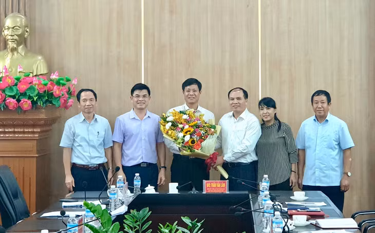 Thường trực Thành ủy Uông Bí tặng hoa chúc mừng đồng chí Phạm Tuấn Đạt