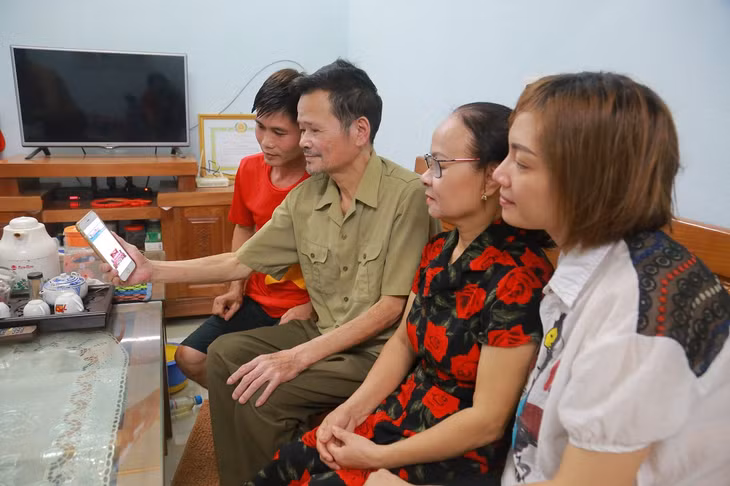 Người dân khu 5, thị trấn Trới (huyện Hoành Bồ) theo dõi thông tin về kỳ họp HĐND tỉnh được cập nhật liên tục trên Báo Quảng Ninh điện tử.