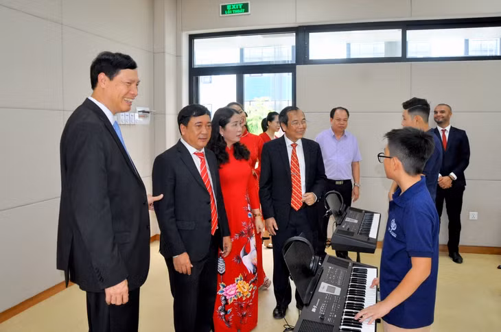 Nguyên Chủ tịch UBND tỉnh Nguyễn Đức Long cùng các đại biểu tham quan cơ sở vật chất của UKA Hạ Long.