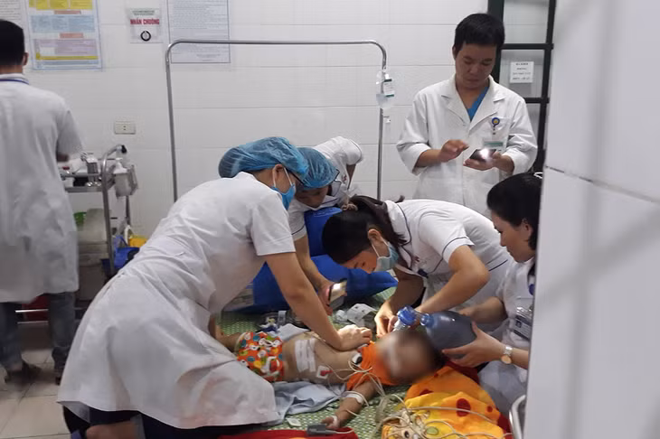 Cháu N. được các bác sĩ cấp cứu tại bệnh viện