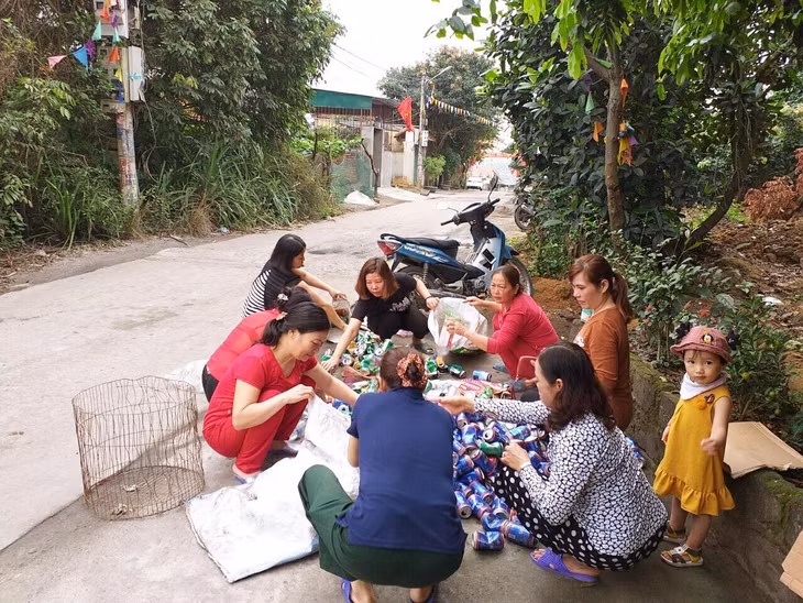 Chi hội phụ nữ 3, phường Hà Trung, TP Hạ Long đang tiến hành phân loại rác thải 
