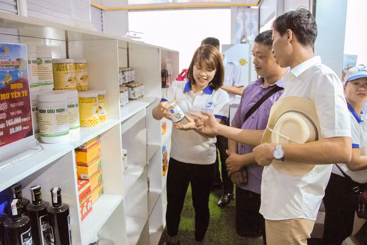 Người dân, du khách tin tưởng lựa chọn mua các sản phẩm địa phương tại cửa hàng OCOP Vân Đồn.