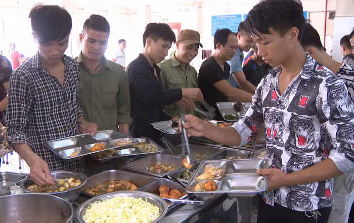 Bữa ăn ca của thợ lò Khe Chàm, có khoảng 22 món ăn tự chọn mỗi ngày.