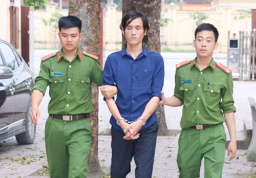 Bị cáo Bảo (giữa) thời điểm bị cảnh sát bắt. Ảnh: C.A