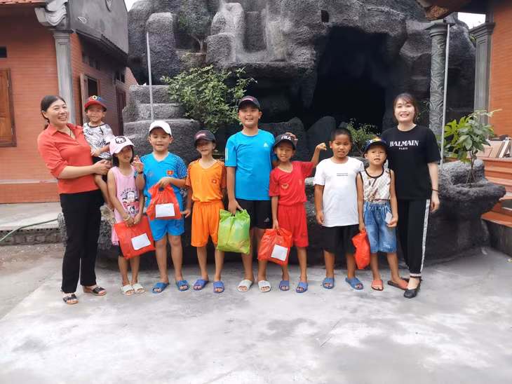 Hội LHPN phường Nam Hòa (TX Quảng Yên) tặng quà cho trẻ em có hoàn cảnh khó khăn trên địa bàn phường