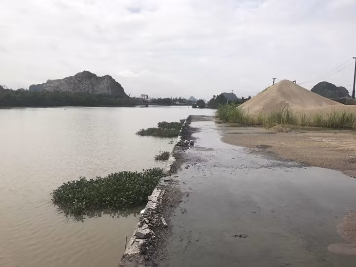 Một điểm tập kết VLXD trái phép trên địa bàn phường Phương Nam (TP Uông Bí)