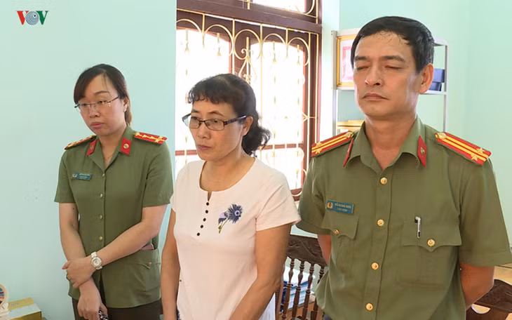 Lực lượng chức năng khởi tố bị can và ra lệnh bắt bị can để tạm giam đối với Nguyễn Thị Hồng Nga, SN 1967, chuyên viên phòng Khảo thí và Quản lý chất lượng, Sở Giáo dục- Đào tạo tỉnh Sơn La.
