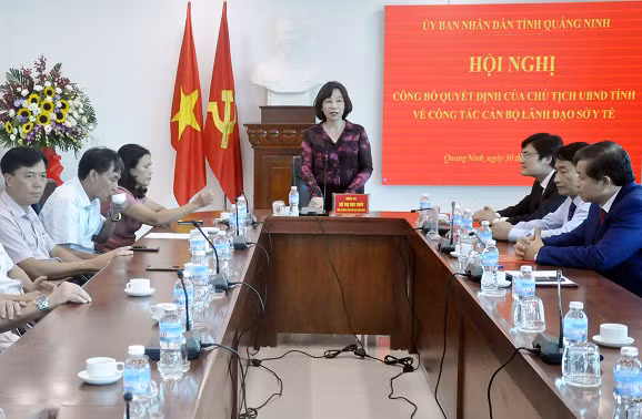 Đồng chí Vũ Thị Thu Thủy, Phó Chủ tịch UBND tỉnh, trao quyết định bổ nhiệm Phó Giám đốc Sở Y tế cho đồng chí Nguyễn Minh Tuấn.