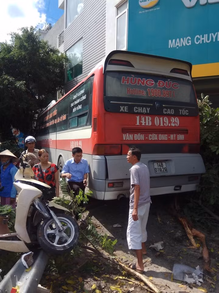 Cận cảnh chiếc xe khách gây tai nạn
