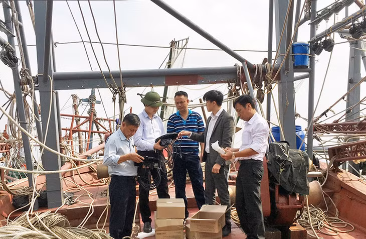 Công ty CP Công nghệ & Chiếu sáng Viễn Đông trao đèn hỗ trợ cho anh Đỗ Văn Thành (phường Tân An, TX Quảng Yên).